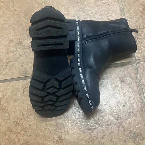 Girls Black DNKY Chelsea boots. - Picture 4 of 9